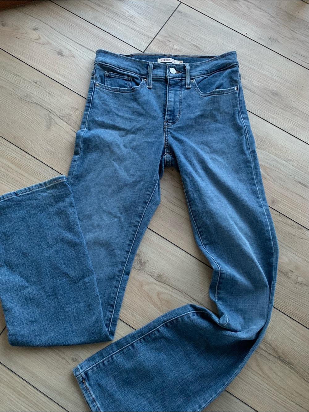Levi's Women's Medium Blue BootCut Jeans |  confortable | cowgirl or buttermom